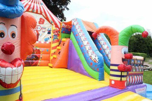 kinder-springen-zirkus-huepfburg