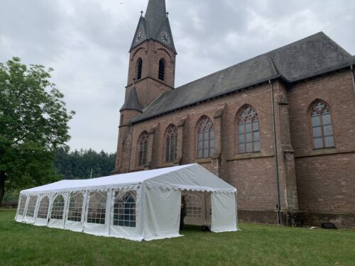 partyzelt-neben-einer-kirche
