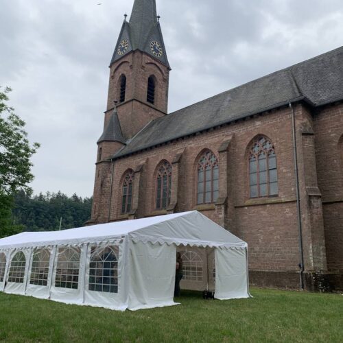 partyzelt-neben-einer-kirche