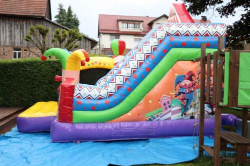 zirkus-design-detail-mit-sicherheitsnetz