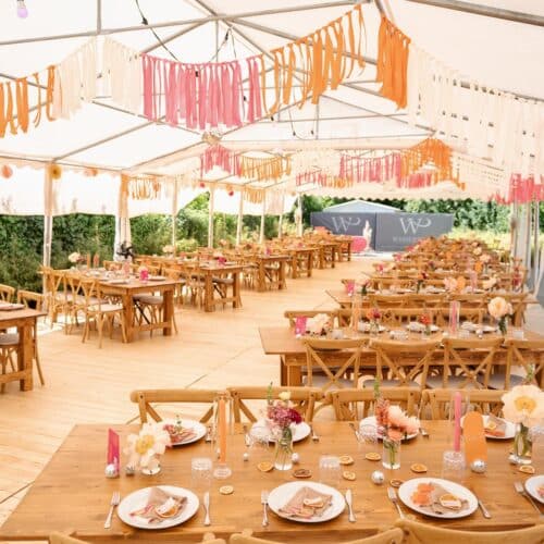 Eleganter Zeltboden aus Holz im Partyzelt mit weißer Bankettbestuhlung bei einer Hochzeit